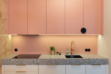 Różowe mieszkanie z miejscem do pracy, projekt KODO KODO, różowe, małe, mieszkanie