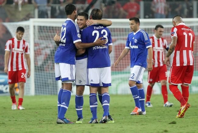 Olympiakos Pireus przegrał z Schalke 04 1:2 (fot. EPA/ORESTIS PANAGIOTOU/PAP)