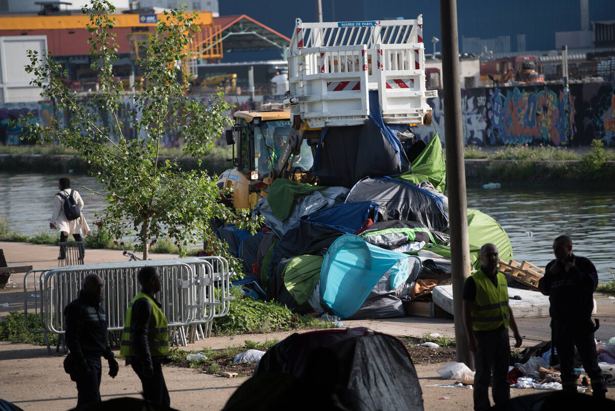 Służby przetransportowały migrantów do ośrodków w stolicy Francji 