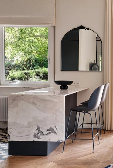 Apartament na Mokotowie zaprojektowany przez Agatę Kasprzyk-Olszewską z Loft Factory łączy codzienną funkcjonalność z francuską elegancją 