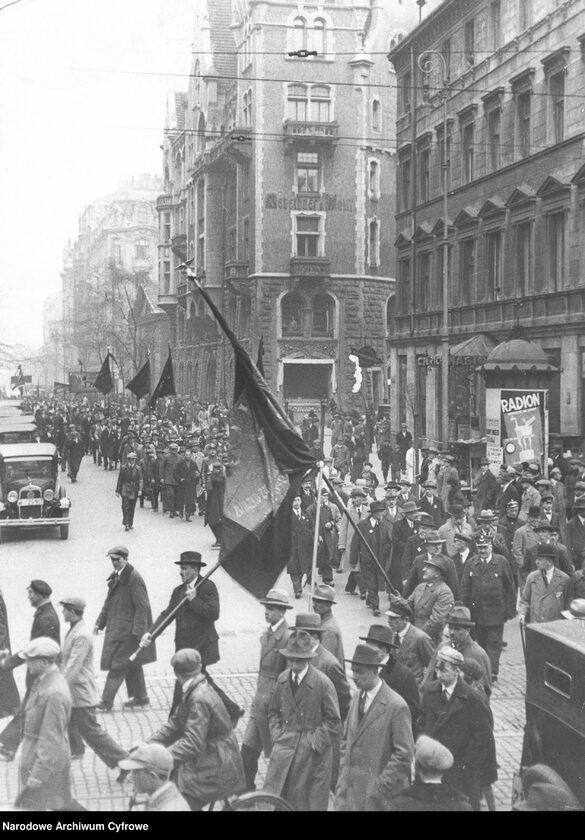 Wiec Polskiej Partii Socjalistycznej w Warszawie podczas obchodów święta 1 Maja (1 V 1931 r.). Pochód ze sztandarami na ul. Sienkiewicza 