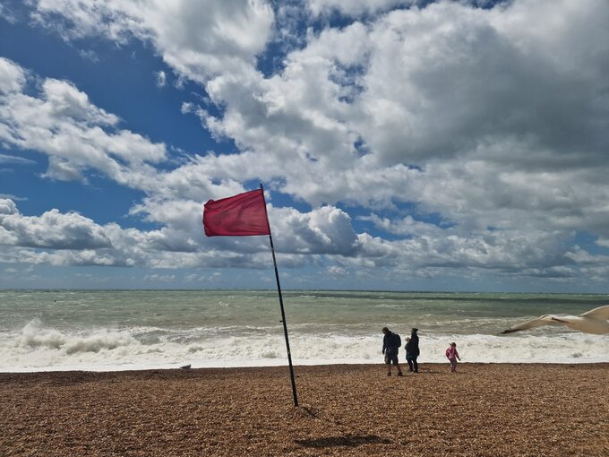 Czerwona flaga na plaży w Brighton