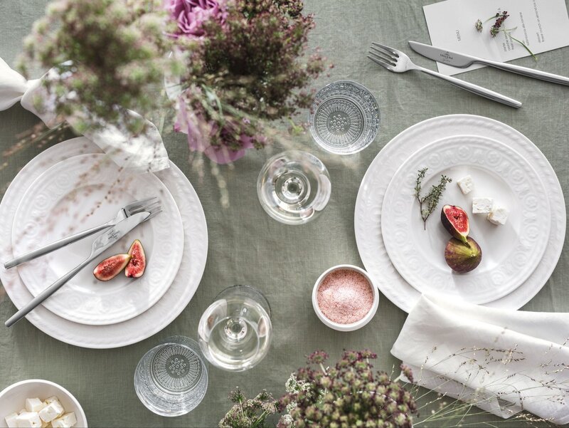 Kolekcja Cellini, Villeroy & Boch. Porcelana z tej serii emanuje szlachetną prostotą: reliefy przywołujące na myśl klasyczne kolumny, zaokrąglone formy i kremowa biel tworzą harmonijną całość, idealną do codziennego użytku i uroczystych chwil
