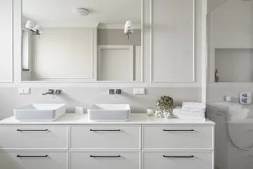 Aranżacja nowoczesnego wnętrza z dużymi przeszkleniami, proj. MIŚKIEWICZ design 