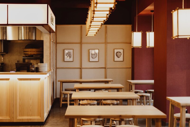 Kulinarna Kamienica w&nbsp;zabytkowej Kamienicy Wiedeńskiej przy ul. Podg&oacute;rnej 11/13 w&nbsp;Poznaniu &ndash; secesyjne detale, industrialne akcenty i&nbsp;wsp&oacute;łczesny design w&nbsp;jednym, wielowymiarowym food hallu