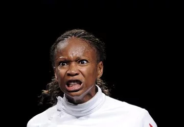 Tak może wyglądać radość. Francuzka Laura Flessel Colovic cieszy się ze zwycięstwa z Chinką Li Zhang . Fot. PAP