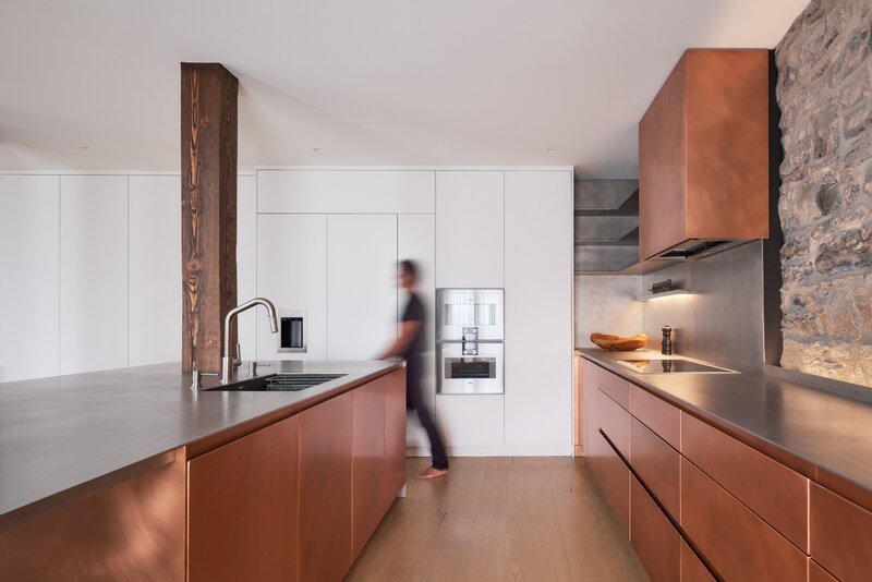 Dwupoziomowy apartament z kuchnią w kolorze miedzi Projekt: MU Architecture