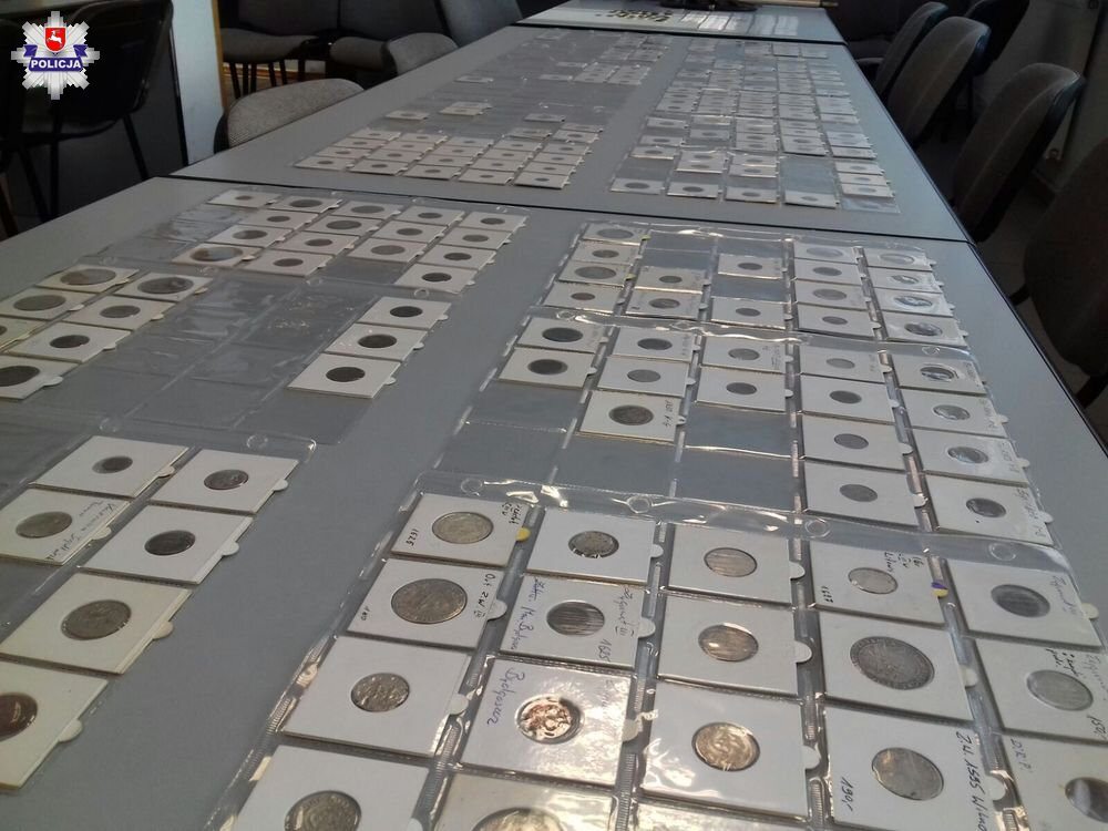 Policjanci zabezpieczyli u 53-latka ponad 1,5 tys. zabytkowych monet 