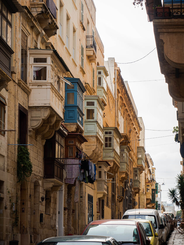 Ozdobne balkony w Valletcie Uliczki w Valletcie są niezwykle wąskie, dlatego ruch samochodowy jest tu niewielki. Warto też pamiętać, że samochodem mogą wjeżdżać tu wyłącznie jej mieszkańcy. Turysta, który zbłądzi na jej uliczkach, może zapłacić wysoki mandat. Podobne zasady obowiązują również w Mdinie.