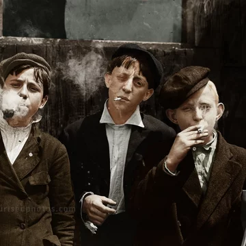 Palący chłopcy, rok 1910 