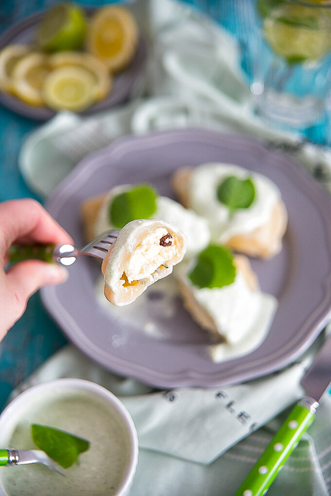 Pierogi z serem i sosem miętowym