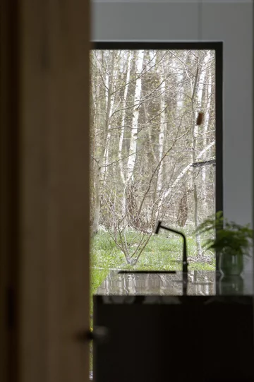 Dom pod Krakowem zaprojektowany przez Martę Palę-Szczerbak (Minimoo) to przykład minimalistycznego wnętrza, w którym główną rolę odgrywają naturalne materiały i bliskość natury 