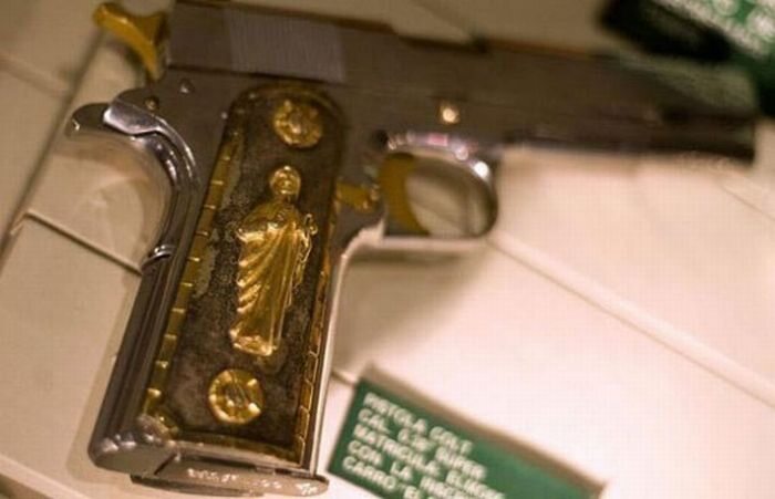 Znaleziono dwa takie same pistolety, zdobione złotymi mikro płaskorzeźbami