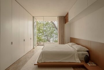 Casa Malonic w Zihuatanejo zaprojektowana przez HW Studio. Prosta biała bryła, okrągły dziedziniec i otwarcie na otaczający krajobraz tworzą spójną, wyciszoną architekturę 