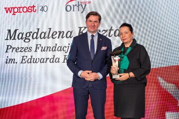 Magdalena Kusztal, prezes Fundacji im.&nbsp;Edwarda Kusztala odbiera nagrodę Orły &bdquo;Wprost&rdquo;. Nagrodę wręczył Rafał Romanowski, sekretarz stanu w&nbsp;Ministerstwie Rolnictwa i&nbsp;Rozwoju Wsi