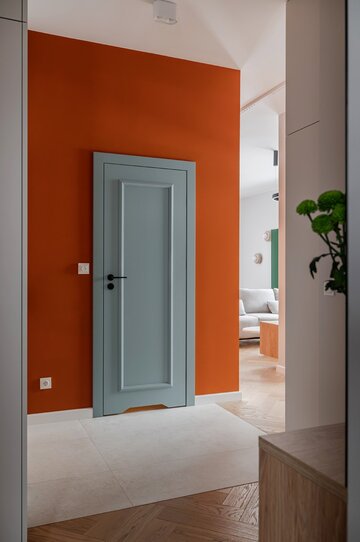 Projekt mieszkania na warszawskim Mokotowie autorstwa Deer Design to przykład spójnej aranżacji, w której funkcjonalność, kolor i jakość wykonania tworzą harmonijną, dopracowaną w każdym detalu przestrzeń do życia 