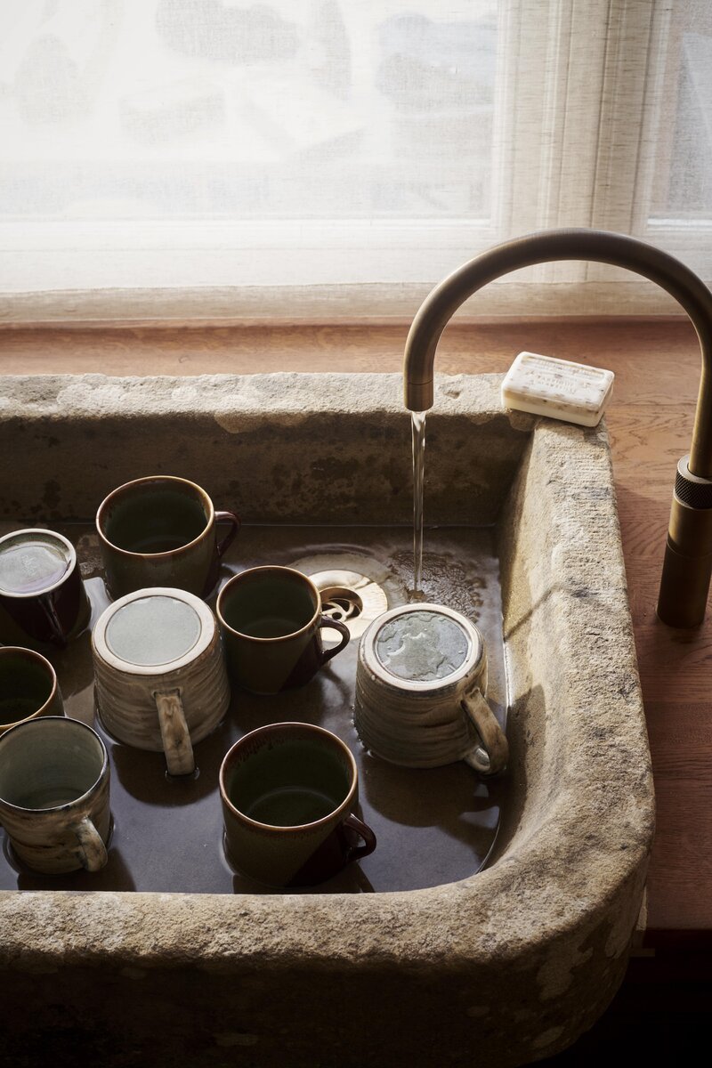 Kamienny zlew i&nbsp;ręcznie szkliwiona ceramika pokazują, że&nbsp;funkcjonalność może iść w&nbsp;parze z&nbsp;autentycznością