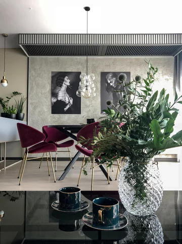 Meble marki IKER w projektach wrocławskiej pracowni architektonicznej Formea Studio. Krzesła Cheri z kolekcji Velours Gold 