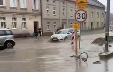 Miniatura: Potężne opady sparaliżowały południową...