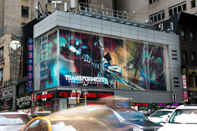 Plakat filmu Transformers: The Last Knight na Times Square