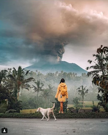 Dymiący wulkan Agung 