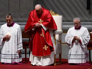 Papież Franciszek podczas mszy z okazji Wielkiego Piątku 