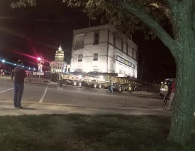 Miniatura: W trzy godziny przenieśli... 130-letni dom