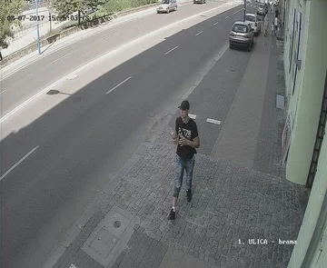 Kamera monitoringu nagrała oszusta. Poznajesz go? 