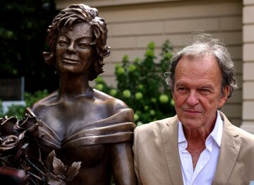 Roman Frankl w&nbsp;2024 roku podczas odsłonięcia pomnika Marii Koterbskiej na&nbsp;przed Teatrem Polskim w&nbsp;Bielsku-Białej