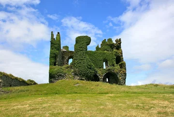 Ballycarbery Castle, Irlandia Położony nad Oceanem Atlantyckim zamek Ballycarbery powstał w XVI wieku. Został zniszczony przez oddziały Olivera Cromwella w 1652 roku. Obecnie zachwyca swoją kruchością i całkowitym poddaniem siłom natury.