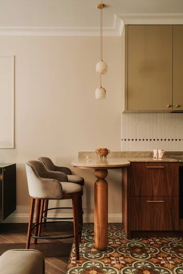 Ten apartament udowadnia, że kobiece wnętrze nie musi być jasne ani przewidywalne. Projekt pracowni Buduar łączy elegancję, funkcjonalność i wyrafinowany klimat 