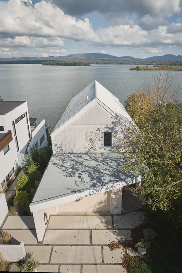 Komfortowy dom nad brzegiem jeziora, projekt MUUK Architecture 