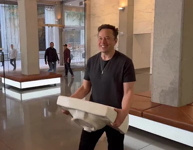 Miniatura: Elon Musk wniósł umywalkę do siedziby...