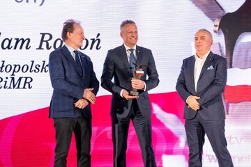 Jerzy Radoń (pośrodku), oraz wręczający nagrodę:  prof. Włodzimierz Bernacki Sekretarz Stanu, Pełnomocnik Rządu ds. monitorowania wdrażania reformy szkolnictwa wyższego i nauki i Tomasz Pasierb, Dyrektor Makroregionu Korporacyjnego PKO
