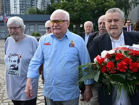 Miniatura: Wałęsa ostrzega w historyczny dzień....