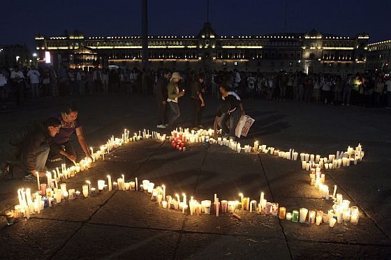 Mexico City. Protestujący przeciw walkom byków zapalają świece. (fot. PAP/EPA/Alex Cruz)