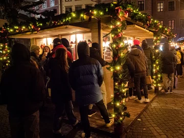 Tłumy na jarmarku bożonarodzeniowym 