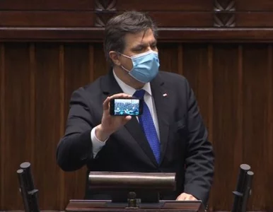 Miniatura: Poseł PiS pokazuje zdjęcia, kpi z...