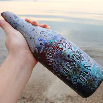 Butelka, w której przetrzymywane było piwo, którego producentem był Luigi Dejak 