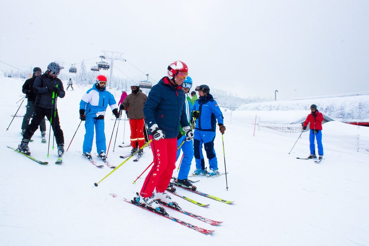 Andrzej Duda na nartach w Szczyrku  (czerwone spodnie) 