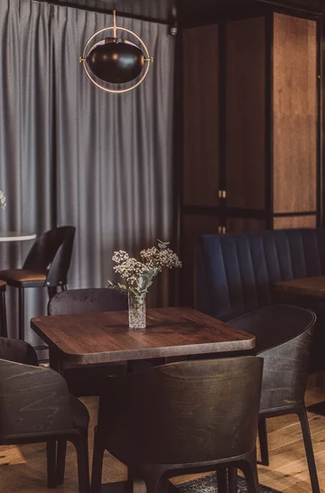 Restauracja Upper Deck w Hali Koszyki w Warszawie 