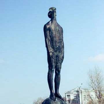 "Deszcz", Ukraina 6-metrowa rzeźba z brązu jest dziełem ukraińskiego artysty Nazara Bilyka. Dzieło interpretować można na różne sposoby, jednak jak wyjaśniał Bilyk podstawowym jej znaczeniem jest relacja człowieka z żywiołami.