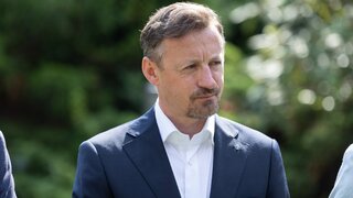 Arkadiusz Skrzypaszek w dużych tarapatach. W tle długi i gigantyczne