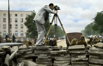 Julien Bryan, amerykański fotografik i filmowiec, autor wielu zdjęć umieszczonych w tej galerii, był świadkiem bohaterstwa i cierpień mieszkańców stolicy we wrześniu 1939 r. Tutaj widoczny jest w trakcie filmowania, stoi na barykadzie ustawionej na ul. Fi
