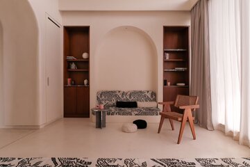 Dom w Seseh na Bali zaprojektowany przez Olgę Kurek z Amok Architecture. Wnętrze łączy surowy beton, naturalny kamień, drewno i tropikalną roślinność 
