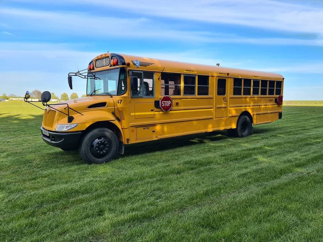 Autobus szkolny przerobiony przez  Lucy Stevens i Glena Carlossa 