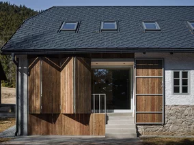 Miniatura: Stara leśna chata zaskakuje wnętrzem. Tak...