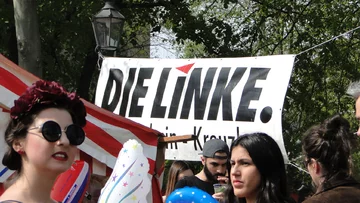 Transparent lewicowej partii Die Linke Święto pracy w Berlinie