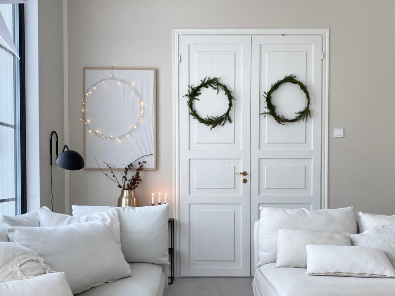 Minimalizm, kt&oacute;ry pachnie świętami. Dwa wianki wystarczyły, by&nbsp;zmienić całe wnętrze
