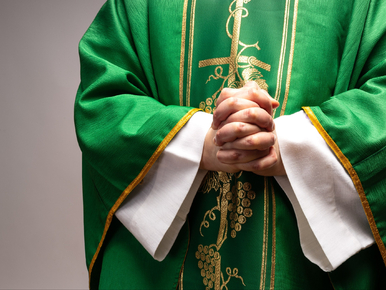 Libacje i nocne schadzki z kobietami. Parafianie wściekli na zachowanie...